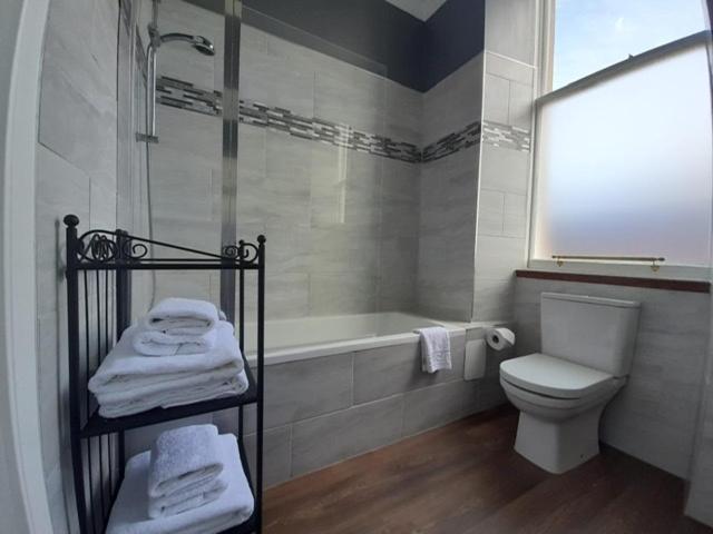 A Two Bedroom Apartment - Victorian Villa At 8 Priestfield Road เอดินบะระ ภายนอก รูปภาพ